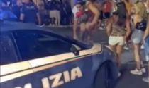 Salta sulla volante della Polizia per festeggiare l’Italia: il video