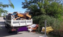 Novara scarica immondizia da un camion a bordo strada: beccato
