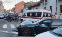 Guida la Porsche con le infradito, si schianta e investe i carabinieri