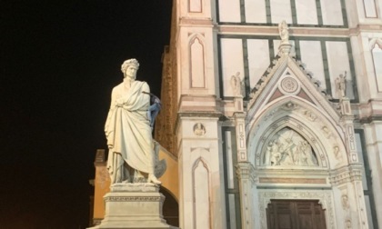 Delirio in Santa Croce: si arrampica sulla statua di Dante. Costretti a sedarlo per portarlo via