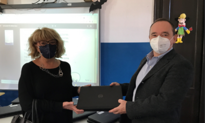 Sarpom dona 20 computer portatili al laboratorio della scuola di Cerano