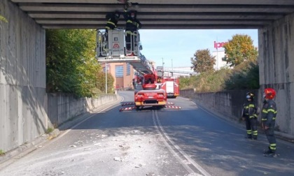 Automezzo si incastra sotto il ponte a Novara: intervengono i pompieri