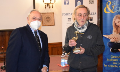 Nel Salone d'onore di Villa Marazza consegnato il premio Graziosi ad Andrea Vitali