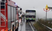Autobus in fiamme sulla provinciale tra Novara e Trecate