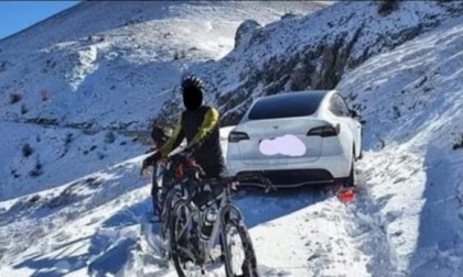 In montagna con la Tesla ma rimangono bloccati nella neve e scappano