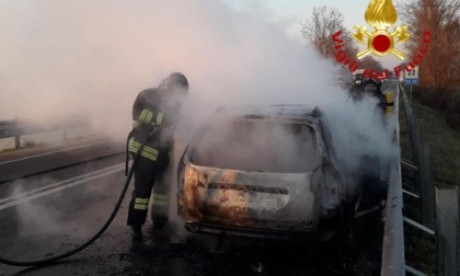 Auto in fiamme tra Marano e Pombia