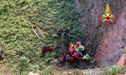 Uomo cade nel fossato del Castello di Novara: è salvo