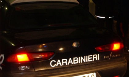 Molesta gli avventori di un bar e tenta di aggredire i carabinieri: arrestato
