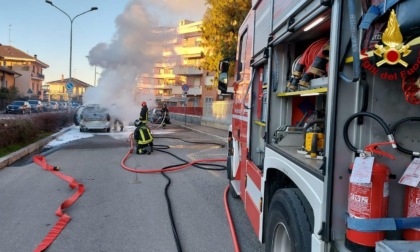 Novara paura per un’auto in fiamme vicino alla scuola Rodari
