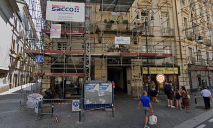 Bimba di 3 anni precipita dal balcone al quarto piano di un palazzo a Torino: è morta