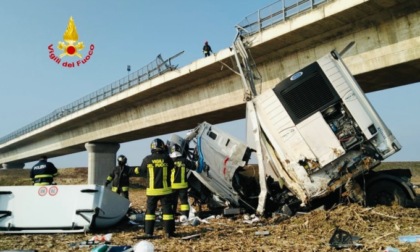 Tragedia sulla Tangenziale Nord: muore un automobilista e un tir precipita dal ponte