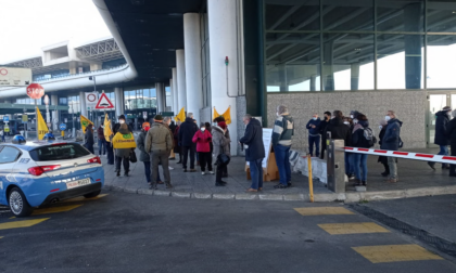 C'era anche il comitato varalpombiese a protestare a Malpensa