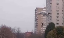 Il video dell'uomo che si lancia col paracadute da un palazzo