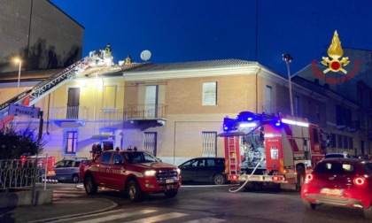 Camino a fuoco in via Orelli: i pompieri spengono le fiamme