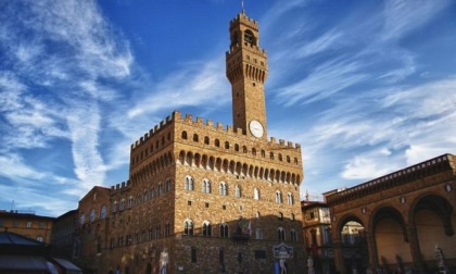 Fa la pipì sul portone di Palazzo Vecchio a Firenze, 23enne si becca una multa da oltre 3mila euro