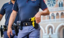 Urla ai passanti brandendo un coltello a Novara: immobilizzato con il taser