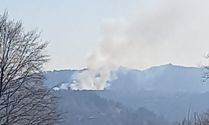 Violento incendio in corso nei boschi tra Gozzano e San Maurizio d'Opaglio