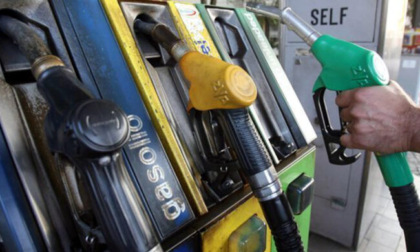 Copre le targhe dell’auto per far benzina a scrocco al distributore: beccato