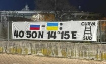 Lo striscione shock degli ultras dell'Hellas Verona con le bandiere di Russia e Ucraina e le coordinate per bombardare Napoli