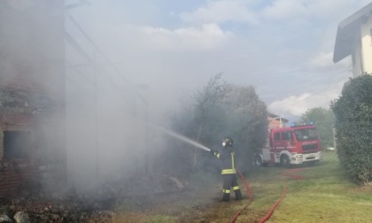 Incendio in un cascinale a Fontaneto d'Agogna: intervengono i pompieri