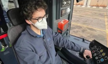 Diciottenne senza patente guida un autobus per le strade di Torino