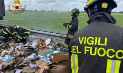 Carico del camion in fiamme sull’autostrada