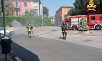 Arona auto a gpl prende fuoco in via Torino