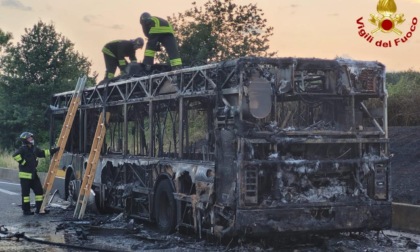 Autobus completamente distrutto dalle fiamme sulla Tangenziale di Novara