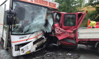 Schianto frontale tra un furgone e un camioncino: quattro morti e un ferito grave