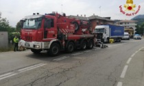 Dramma a Grignasco: motociclista 38enne muore finendo sotto a un camion