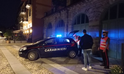 Colpisce il barista con un coltello, poi minaccia i carabinieri