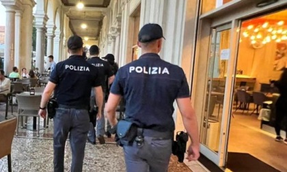 Polizia in azione in centro a Novara: sedata una lite alla fontana