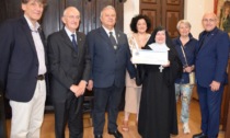 Alle monache del monastero sull'Isola di San Giulio il Premio Muratore dei Lions club
