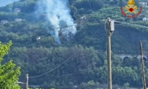 Brucia bosco a Miasino: pompieri al lavoro per tenere le fiamme lontano dalle case