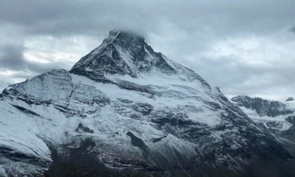 Precipita per 350 metri: alpinista morto sul Cervino