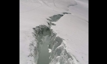 Punta Gnifetti: si apre un grosso crepaccio per via del caldo record