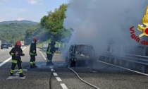 Auto completamente avvolta dalle fiamme sulla A26 a Meina