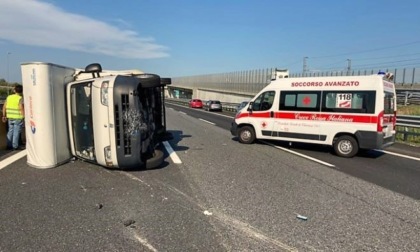 Camper ribaltato sull’autostrada Torino-Milano: quattro feriti