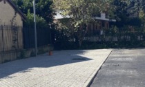 Arona quasi ultimato il rinnovato parcheggio di via Mazzini: 34 stalli gratuiti