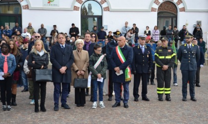 Borgomanero celebra i Caduti e le Forze armate: "C'è bisogno di pace"