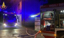 Cerano casa completamente avvolta dalle fiamme: intervento dei vigili del fuoco