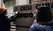 "Chiuso per inadempienza": attivisti murano l'ingresso all'Assessore Marnati