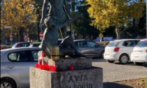 Bicchieri e rifiuti ai piedi della statua dell'Avis