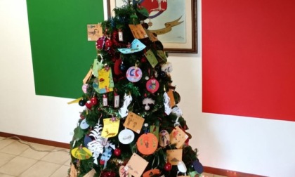 Alunni decorano l'albero di Natale dei carabinieri