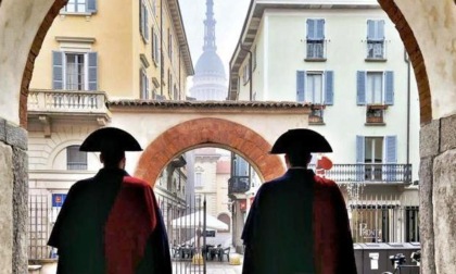 Carabinieri in alta uniforme per le vie di Novara