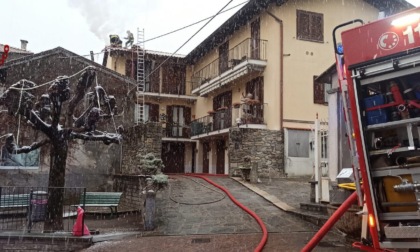 Camino in fiamme a Colazza: intervento dei vigili del fuoco
