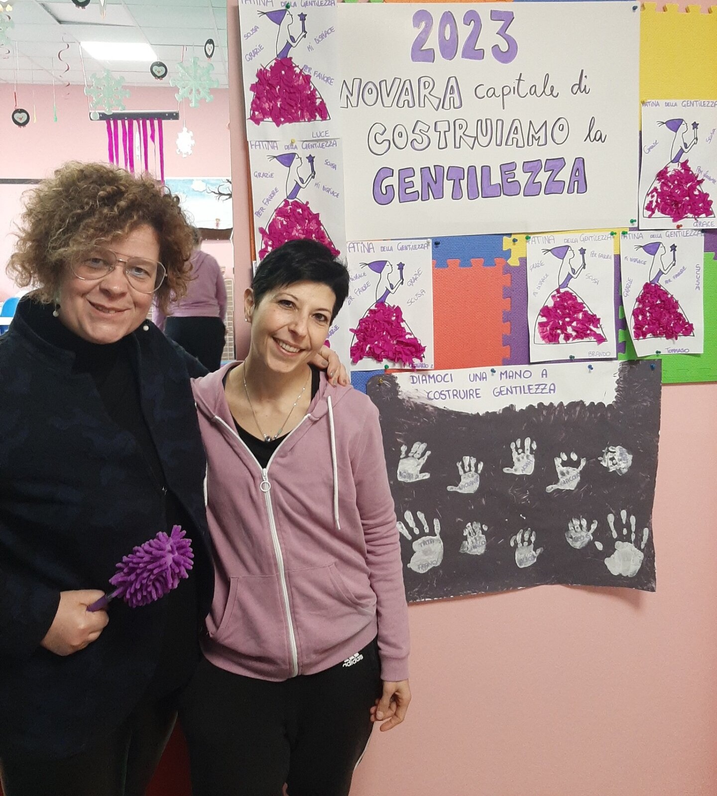 Giulia Negri inaugura un punto viola della gentillezza a Novara con la responsabile del punto viola Elisa