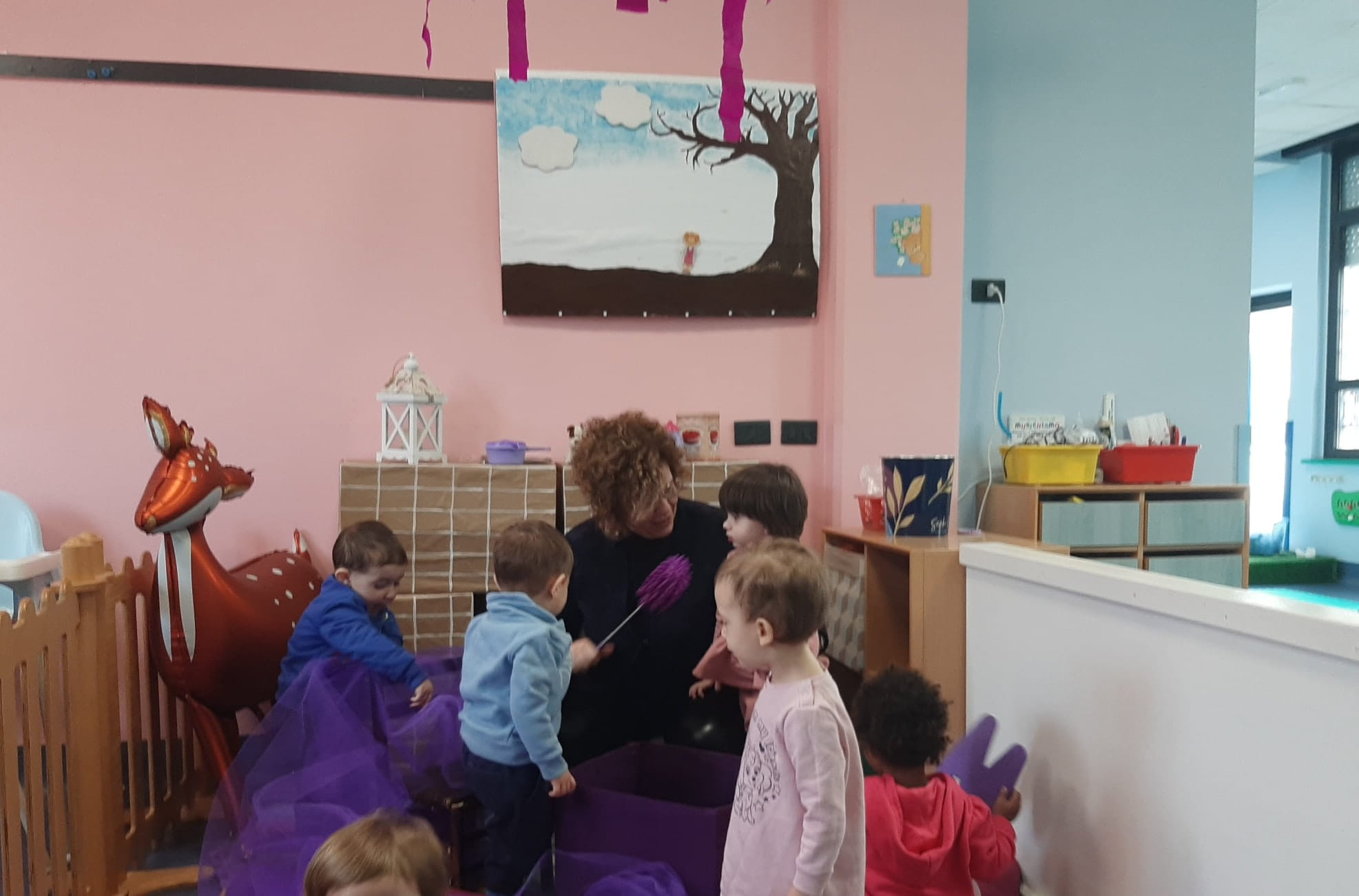 Giulia Negri inaugura un punto viola della gentillezza a Novara gioca con i bambini