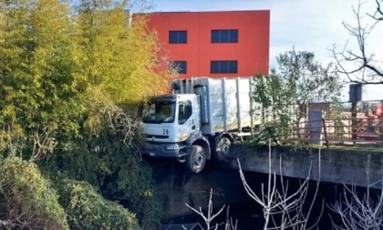 Camion sfonda barriera di un ponte: l’autista si getta nel fiume