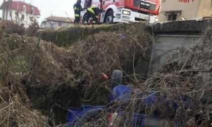 Auto caduta nel canale a Borgomanero: guidatore estratto dai pompieri